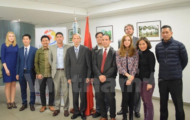 Đại sứ ủy nhiệm Đặng Xuân Dũng và các khách mời tham dự hoạt động quảng bá hình ảnh Việt Nam tại Buenos Aires